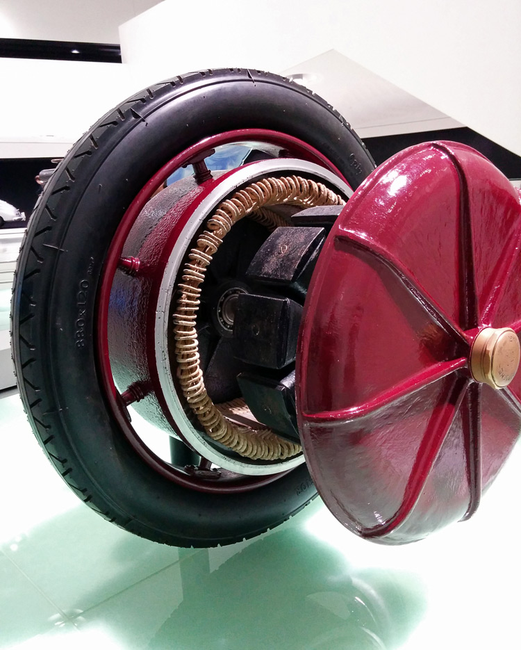 Lohrner-Porsche hybrid vehicle